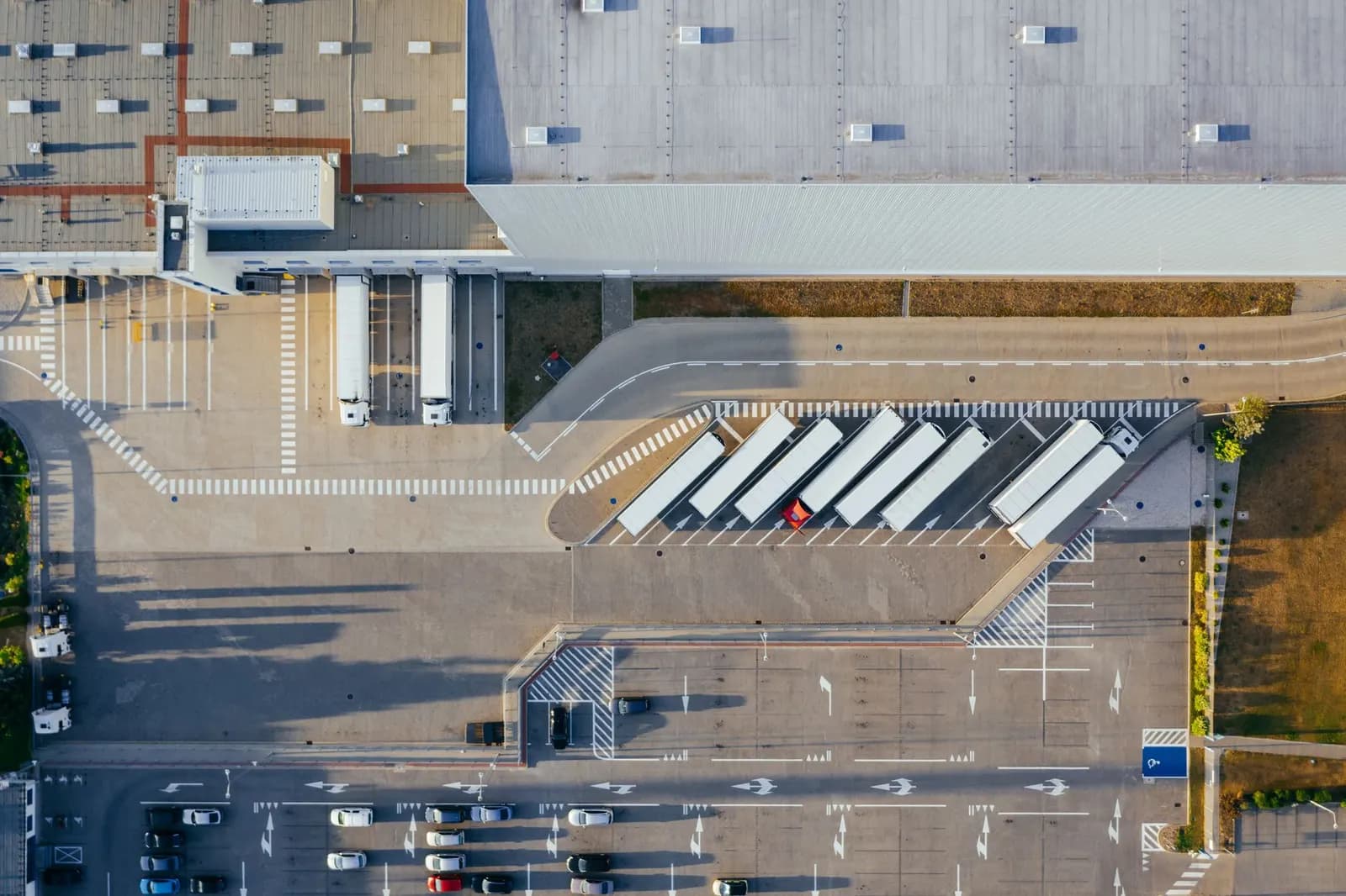 Delegation and external suppliers in dock scheduling Delegation and external suppliers in dock scheduling