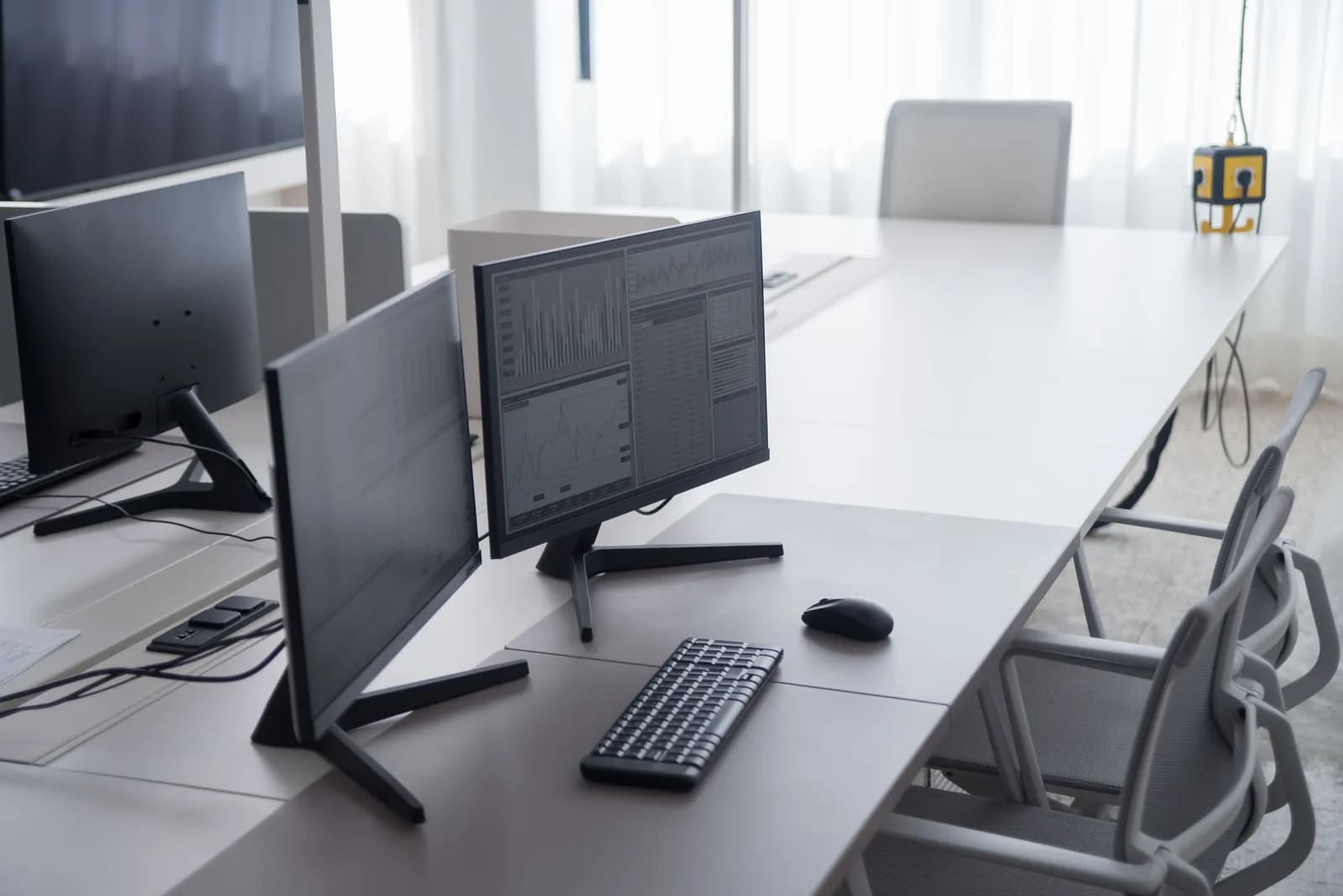 Transport planner workstation with dashboards for automated carrier scheduling Transport planner workstation with dashboards for automated carrier scheduling